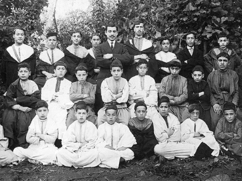Nissim Migrine entouré de ses élèves